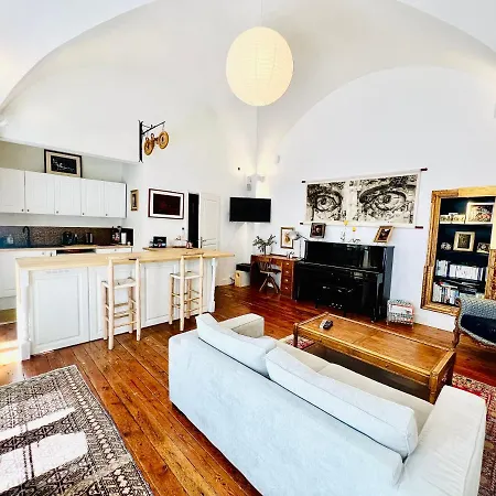 Courbet's Bachelor Pad Apartmán